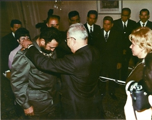 FSoldadodeIdeas's tweet photo. #FidelCastro recibe el título Doctor Honoris Causa en Ciencias Jurídicas de la Universidad de Carolina de Praga, Checoslovaquia, el 22 de junio de 1972

https://t.co/tmKApfuF0Q
#100AñosConFidel #Cuba  #SomosContinuidad #RevoluciónCubana https://t.co/NrQD06KJho