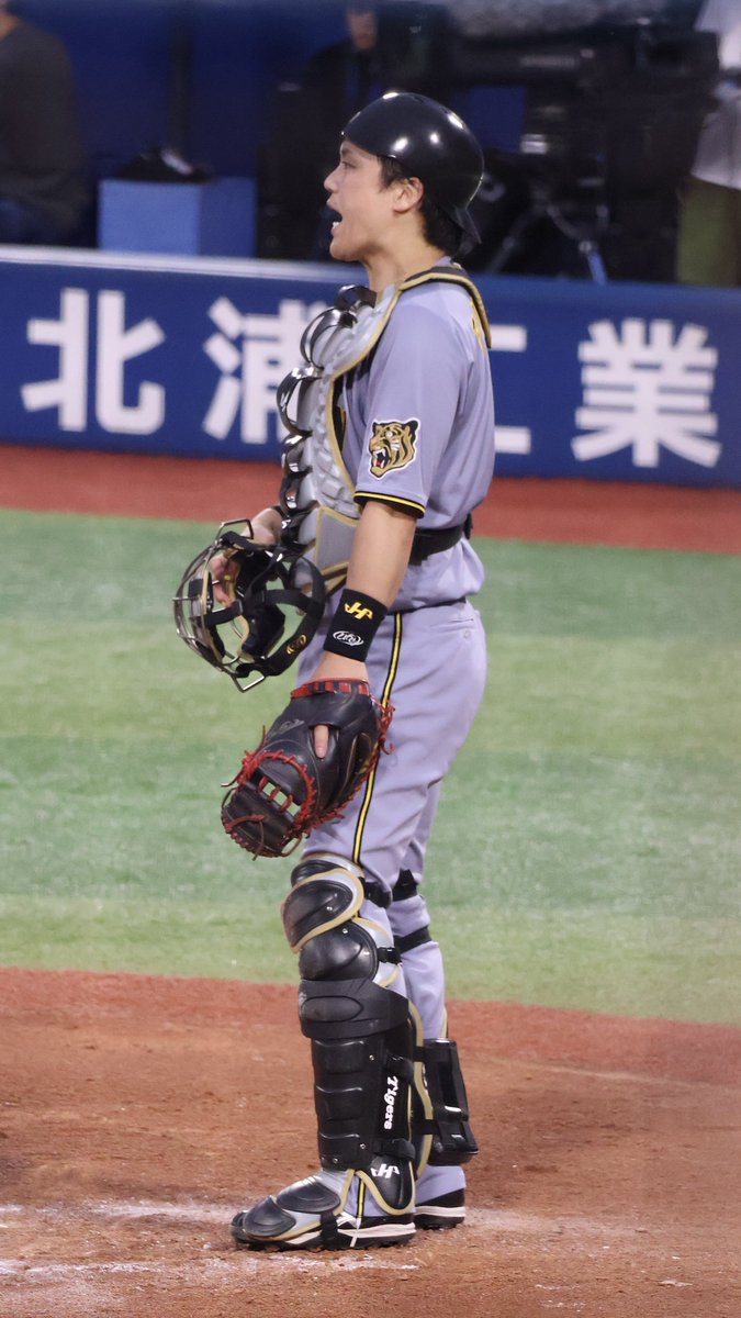 RiRi_730's tweet photo. 2026.6.21 横浜スタジアム
試合前に遥人さんに「いくぞ！」みたいに声をかけてた寅威さん
マスク被った瞬間スイッチ入る感じかっこよすぎた😭
#伏見寅威
#阪神タイガース https://t.co/l1HJsoChVG