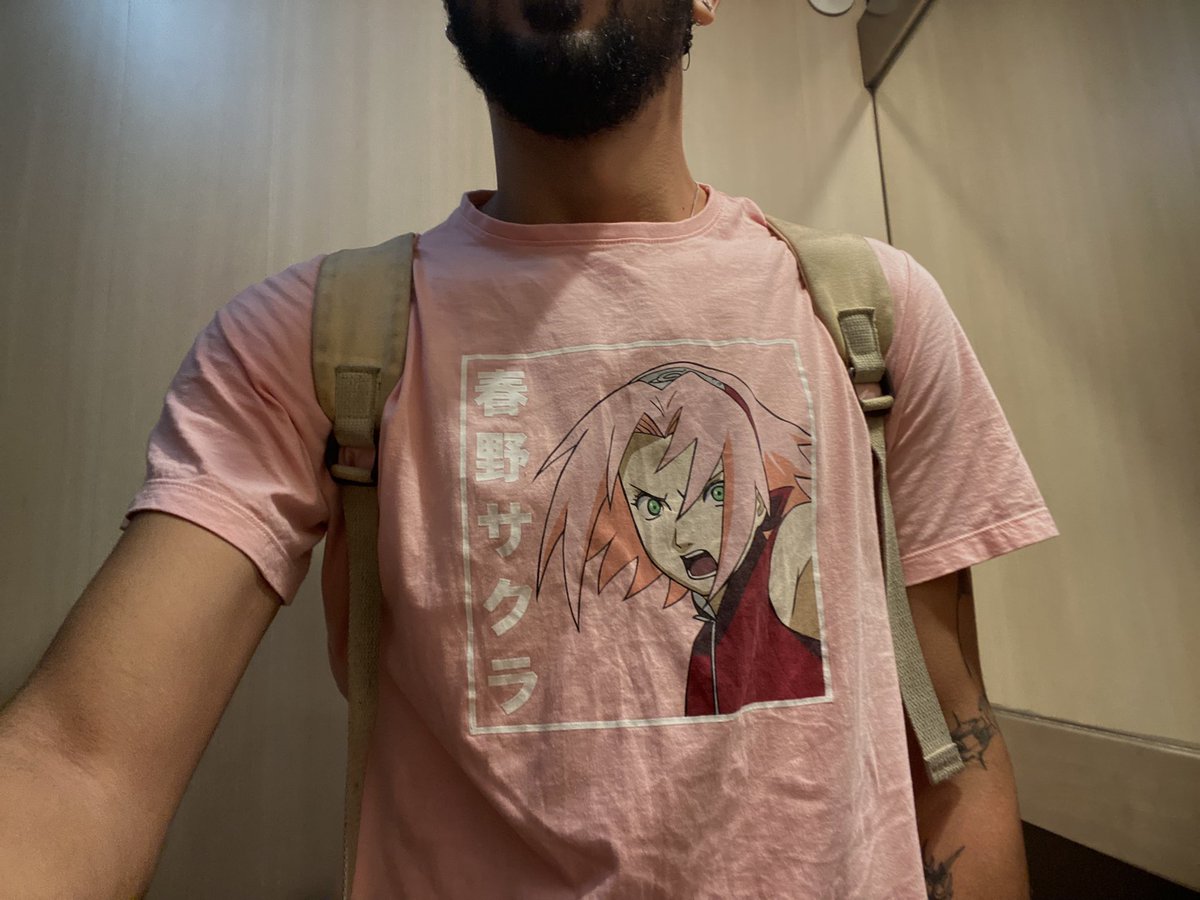 brenddy9's tweet photo. Duas adolescentes passaram por mim olhando bastante e depois voltaram dizendo que amaram à minha blusa. E falaram “blusa divonica”. Agradeci e comecei a rir hahah detalhe a blusa é da Sakura Haruno🩷🌸 https://t.co/Ys9d30GuFD