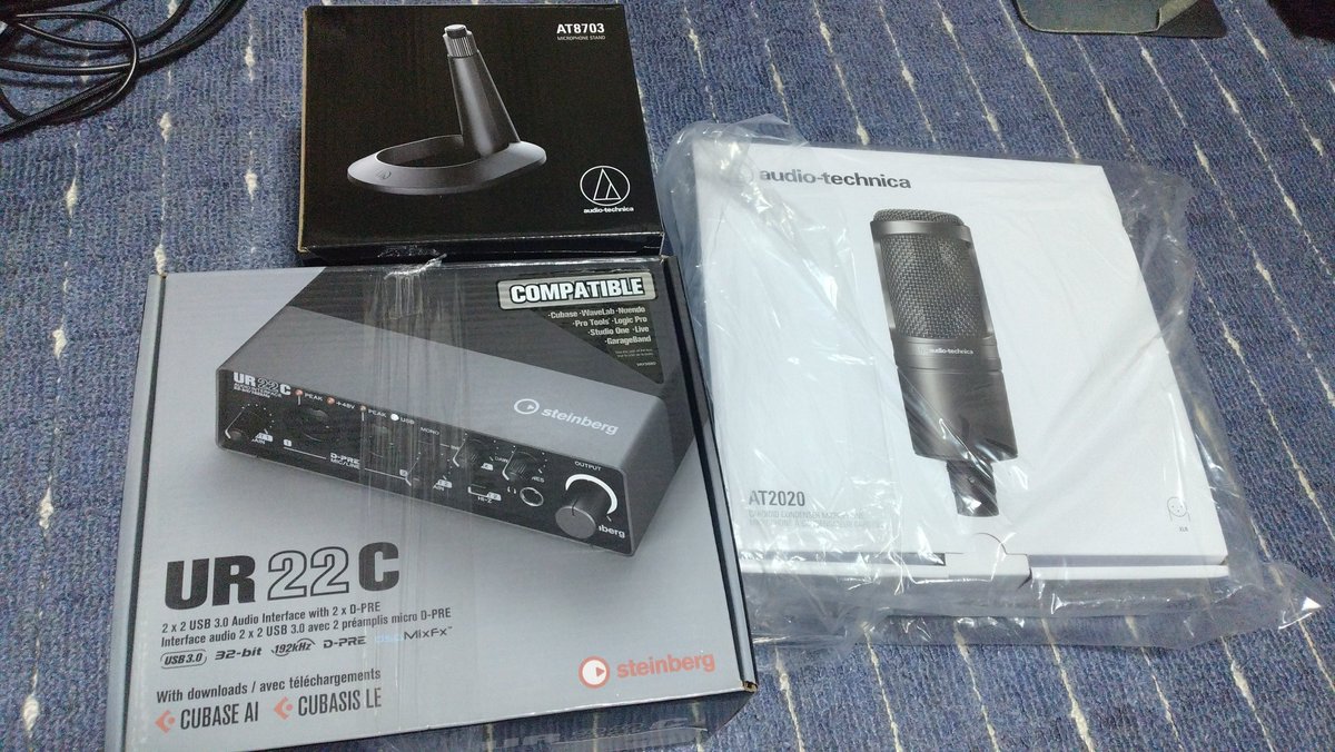 ATST4's tweet photo. マイクとオーディオインターフェイスを買いました！大体3万円くらいです。今までは2000円のイヤホン付属マイクをつかっていたので、音はよくなるはず。しかし、オーディオインターフェイスなしで変換ケーブルでPCにマイク直刺しも試してみたい所・・・あまり置く場所がないんですよね・・・ https://t.co/uK2D3O0ZaF
