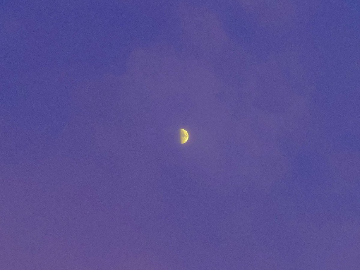 mansebanjaran's tweet photo. moon tonight https://t.co/hdCYlkAUrc