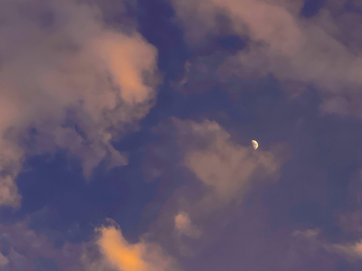mansebanjaran's tweet photo. moon tonight https://t.co/hdCYlkAUrc