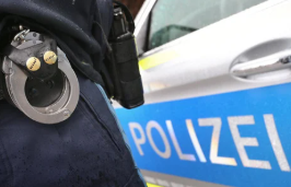Taykra's tweet photo. #Unterhaching: Schwules Paar mit Pfanne, Schere und Fäusten attackiert - Mutter und Sohn in U-Haft. Nach einem mutm homophoben Tötungsversuch gegen einen 23-Jährigen und dessen Partner sitzen der Bruder und die Mutter des jungen Mannes in U-Haft. https://t.co/EMsA4tNYPC https://t.co/xIVRsPj74Q