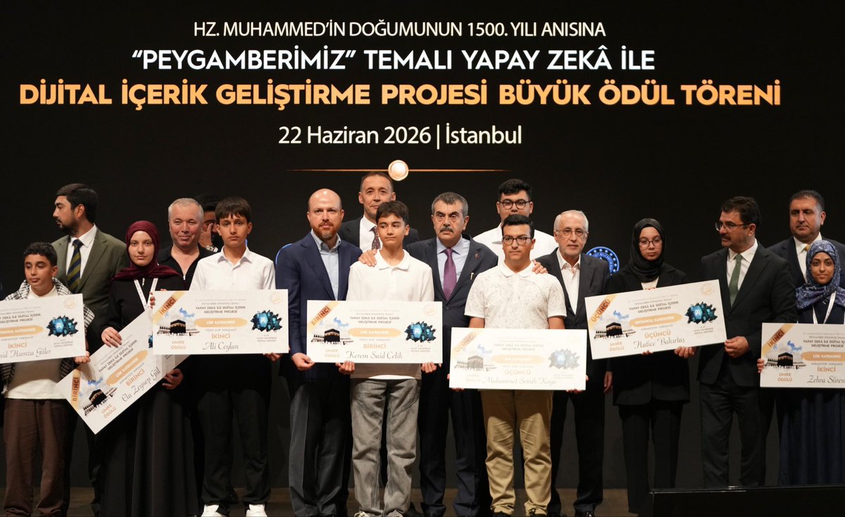 tcmeb's tweet photo. Millî Eğitim Bakanı @Yusuf__Tekin, “‘Peygamberimiz’ Temalı Yapay Zekâ ile Dijital İçerik Geliştirme Projesi Büyük Ödül Töreni”ne İştirak Etti

Törendeki hitabında Bakan Tekin, iyi insan olmanın Türk milletinin, İslam ümmetinin ihtiyaç duyduğu ahlak seciyelerine sahip kuşak yetiştirmek anlamına geldiğine işaret ederek dünyanın her tarafında artık yapay zekânın insanlığın yararına kullanılması amacıyla bir süreç başlatıldığının altını çizdi.

İyi insan yetiştirmenin eğitim öğretim süreçlerinin parçası ve doğrudan hedefi olduğunu dile getirerek, “Eğer eğitim öğretim sistemleri iyi insan yetiştirmek üzere kurgulansa... Ahlaklı, barışı, insan haklarını önceleyen bir insan yetiştirmek üzere kurgulansa bugün dünyanın hiçbir bölgesinde zulümler, insan hakları ihlalleri, savaşlar olmazdı. Demek ki dünyada savaşlar varsa, insan hakları ihlalleri varsa, mazlum coğrafyalardan bahsediyorsak bu sürecin içinde mutlaka eğitim öğretim süreçlerinin rolü ve yeri var. O yüzden biz eğitimciler şapkamızı önümüze alıp elimizi vicdanımıza koyup sağlıklı bir şekilde düşünmeliyiz. Biz de bunu yaptık. Türkiye Yüzyılı Maarif Modeli adıyla yayımladığımız programların odağına iyi insan olmayı yerleştirdik.” şeklinde konuştu.

📍İstanbul 

👉🏻 https://t.co/9T5vR1utKS