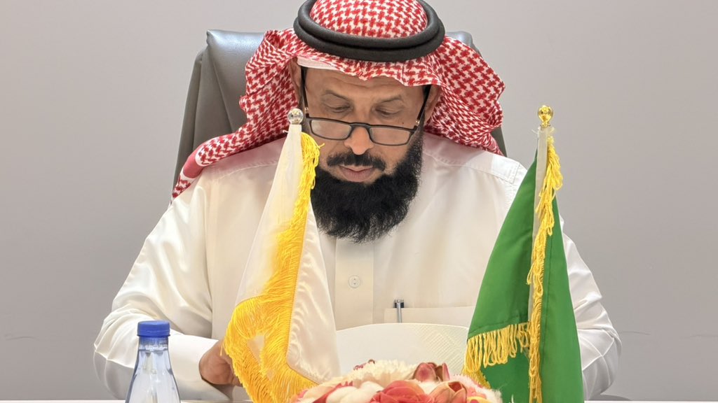 Bir_Almaa's tweet photo. عقد مجلس إدارة جمعية البر الأهلية بمحافظة رجال ألمع اجتماعه الثالث لعام 2026م، وذلك يوم الاثنين الموافق 22 يونيو 2026م، برئاسة رئيس المجلس وحضور أعضاء مجلس الإدارة.

حيث جرى خلال الاجتماع استعراض التقرير المالي للربع الأول من عام 2026م ومناقشة أبرز بنوده ومؤشراته المالية، حيث تم اعتماده من قبل المجلس.

كما اطلع المجلس على سير العمل في مشروع إعادة تأهيل منازل المستفيدين، واستعرض ما تم إنجازه في المشروع والخطط التنفيذية القادمة، مؤكدًا أهمية مواصلة العمل بما يحقق أهداف الجمعية في خدمة المستفيدين وتحسين جودة حياتهم.

وفي ختام الاجتماع، أشاد المجلس بالجهود المبذولة في تنفيذ برامج ومشروعات الجمعية، مؤكدًا حرصه على تعزيز الأثر الاجتماعي وتحقيق مستهدفات الجمعية التنموية في المحافظة.