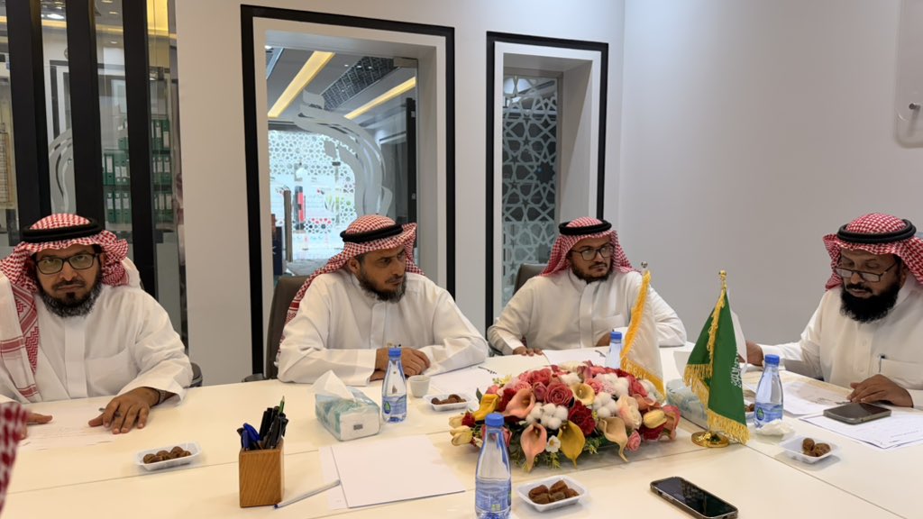 Bir_Almaa's tweet photo. عقد مجلس إدارة جمعية البر الأهلية بمحافظة رجال ألمع اجتماعه الثالث لعام 2026م، وذلك يوم الاثنين الموافق 22 يونيو 2026م، برئاسة رئيس المجلس وحضور أعضاء مجلس الإدارة.

حيث جرى خلال الاجتماع استعراض التقرير المالي للربع الأول من عام 2026م ومناقشة أبرز بنوده ومؤشراته المالية، حيث تم اعتماده من قبل المجلس.

كما اطلع المجلس على سير العمل في مشروع إعادة تأهيل منازل المستفيدين، واستعرض ما تم إنجازه في المشروع والخطط التنفيذية القادمة، مؤكدًا أهمية مواصلة العمل بما يحقق أهداف الجمعية في خدمة المستفيدين وتحسين جودة حياتهم.

وفي ختام الاجتماع، أشاد المجلس بالجهود المبذولة في تنفيذ برامج ومشروعات الجمعية، مؤكدًا حرصه على تعزيز الأثر الاجتماعي وتحقيق مستهدفات الجمعية التنموية في المحافظة.