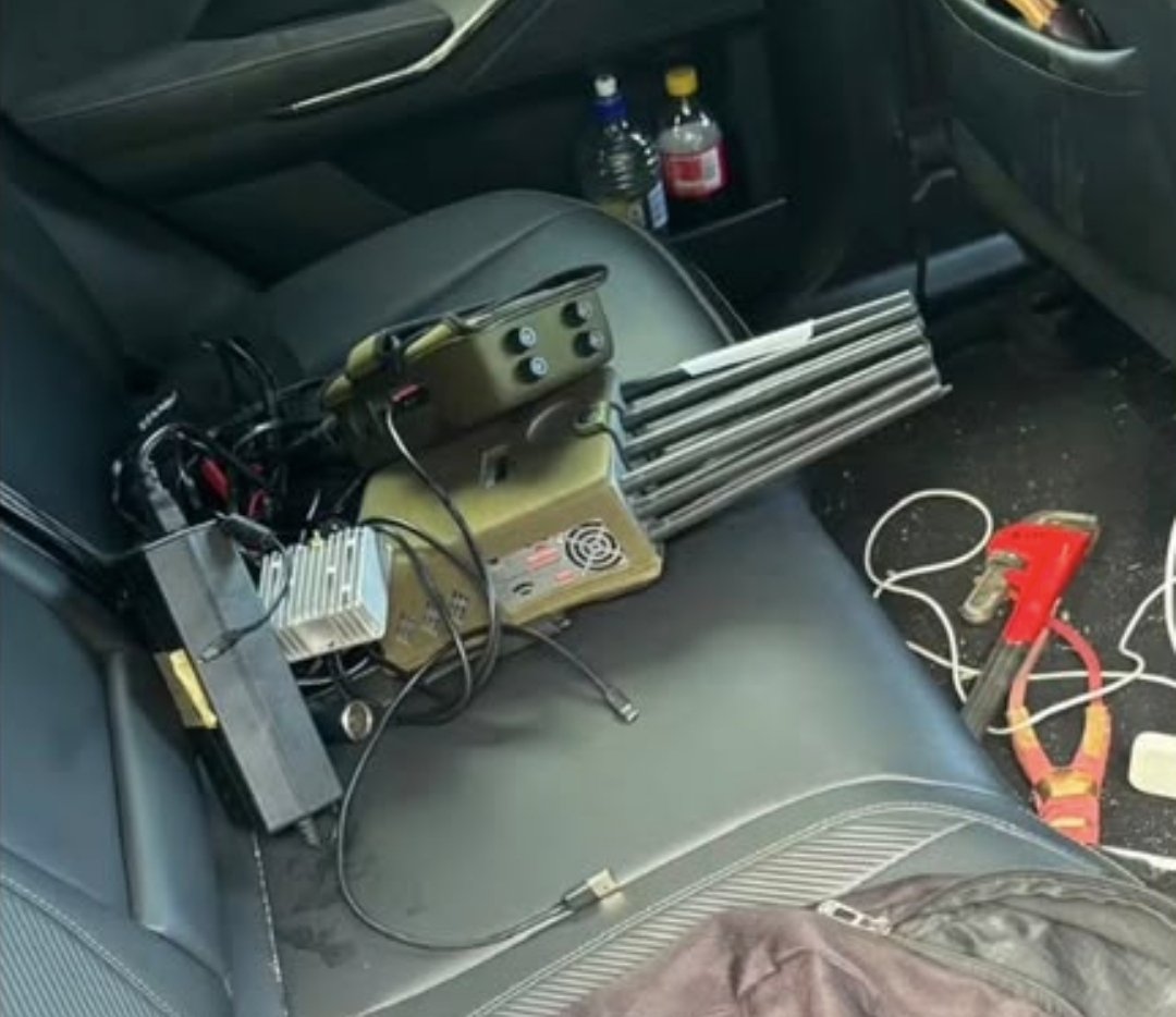 k9_reaper's tweet photo. Two more signal jammers pop up.. another round of cheap Chinese imports. The one woth the three antenna rows used to be rarer.. however it now pops up daily.. has 5g and BT/Wifi/LowJack and GPS jamming capabilities. https://t.co/SP156fiW78