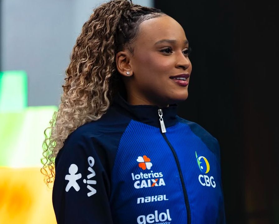 lesbocine's tweet photo. A assessoria de Rebeca Andrade explicou à Quem que a imagem mostra apenas uma amiga da ginasta que esteve presente na competição.

Segundo a equipe da atleta, Rebeca fez uma série de postagens nos Stories ao longo do dia agradecendo pessoas importantes do seu convívio profissional e pessoal. “Nas postagens estão amigas, profissionais da equipe pessoal e profissionais da CBG/Flamengo”, informou a assessoria.