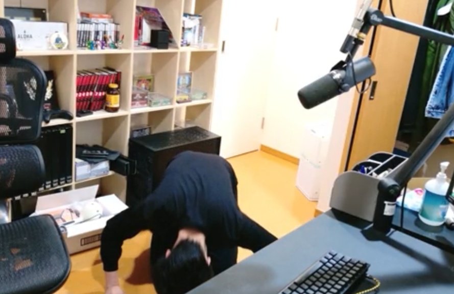 brtzlam's tweet photo. はんじょう土下座した
一人でゲームするの辛いって
どうしたらいいか分からないって https://t.co/iZJPTiXUVq