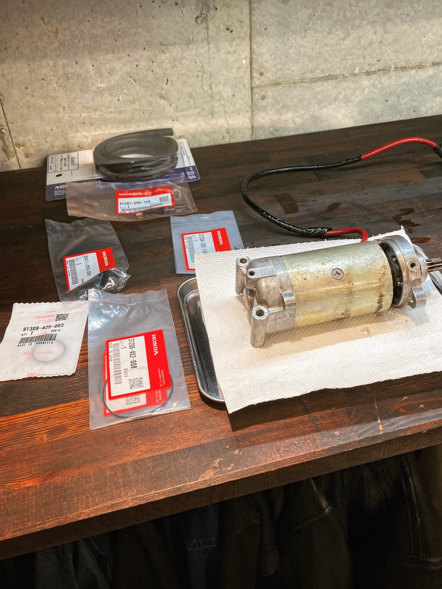 garage5020's tweet photo. 先日バッテリーを新品の密封型に変更したが同時期にセルが回らなくなった。という事で初のセルモーターのオーバーホール！分解したら思ってたよりモーターの状態が悪かったけど…時間をかけてオーバーホールして組み上げた！オーバーホール前と比べてスムーズに回転するようになった！
#cb750four https://t.co/a0aJBdRYhA