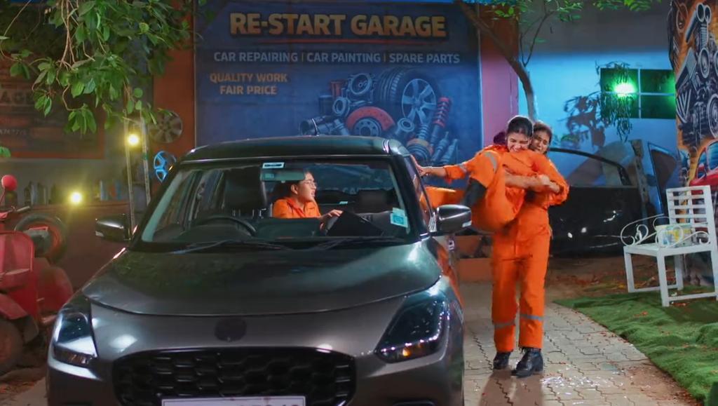 samy16120's tweet photo. A mother's love and fear. The way she managed to get them out of the car.
#AbhiraSharma #yrkkh https://t.co/sjLN3otych