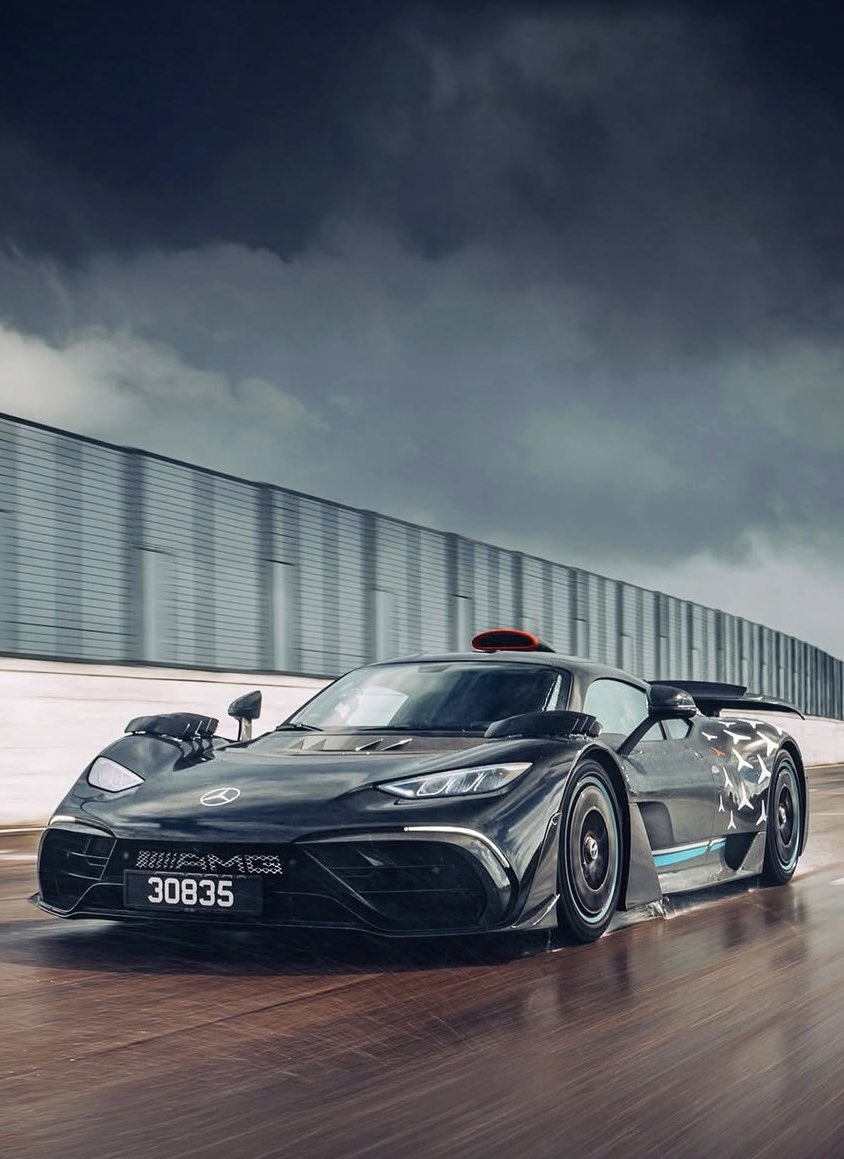 F1Mike28's tweet photo. Mercedes-AMG ONE „F1 Technology for the Road“.

Exceptional E PERFORMANCE hybrid drive from the F1 with 1.6-litre V6 engine and four electric motors. https://t.co/UiThpQkiNQ