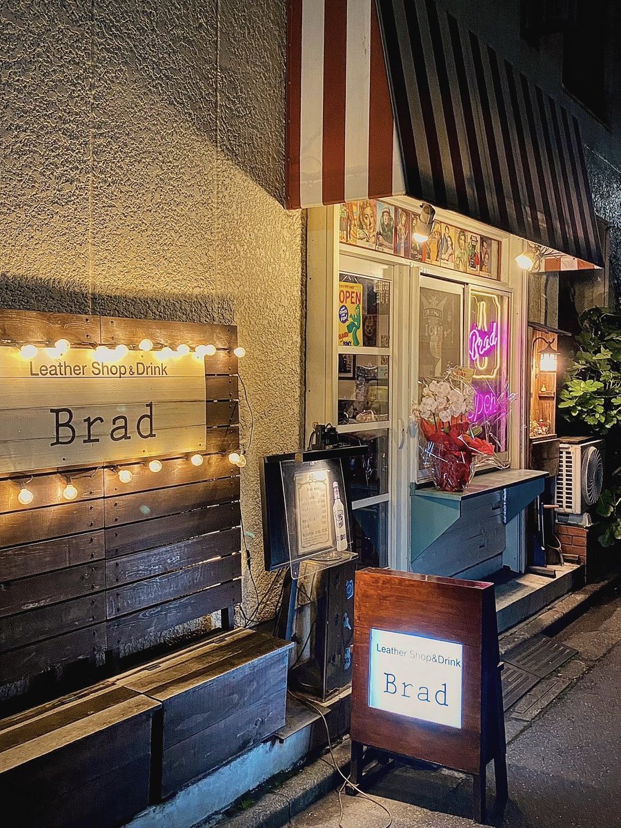 fuyuki_guitar's tweet photo. 足立区梅島にあるBar 「Brad」
店内にfuyuricoのフライヤーを貼って頂きました☆
お店はハンドメイドレザー小物も置いてありレザー好きにも堪らないお店(オーダーメイドやリペアも◯)
価格もリーズナブルで食事も美味しい
店内BGMはアナログレコード♪
カウンターのみですが雰囲気も良くお薦めです🍺 https://t.co/oGyH9kEant