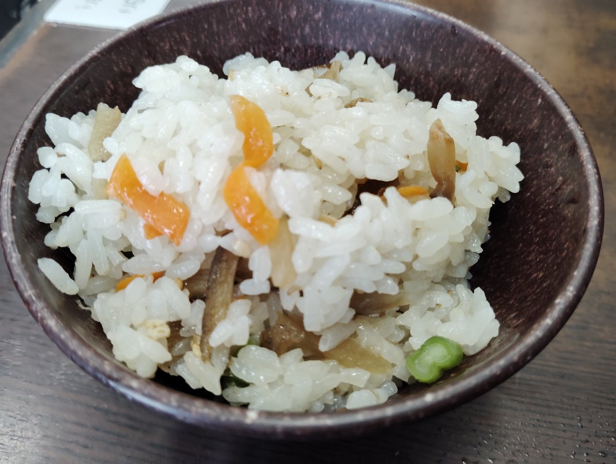 susubiyou's tweet photo. 【かしわ飯との勝負はやや厳しいのか】‘‘立花うどんのまぜごはん’’
さやえんどうやゴボウ等で味付けがやや弱め感はありますが…かしわ飯のしっかりとした味わいに対抗できるのか
福岡市圏の方は断然かしわ飯だと思います
僕的には悪くないと思いますが…
#福岡市 #うどん https://t.co/8SqZOHyLQm