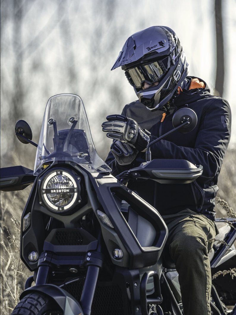 Brixton_jp's tweet photo. 【STORR 500】
個性的で大胆なスタイリングが目を引くブリクストンのアドベンチャーモデル・ストー500。
高く構えたフロントまわり、力強いタンクまわり、そして旅道具のような雰囲気をまとった外装が、街中でも強い存在感を放ちます。 https://t.co/0eBBfmphzR