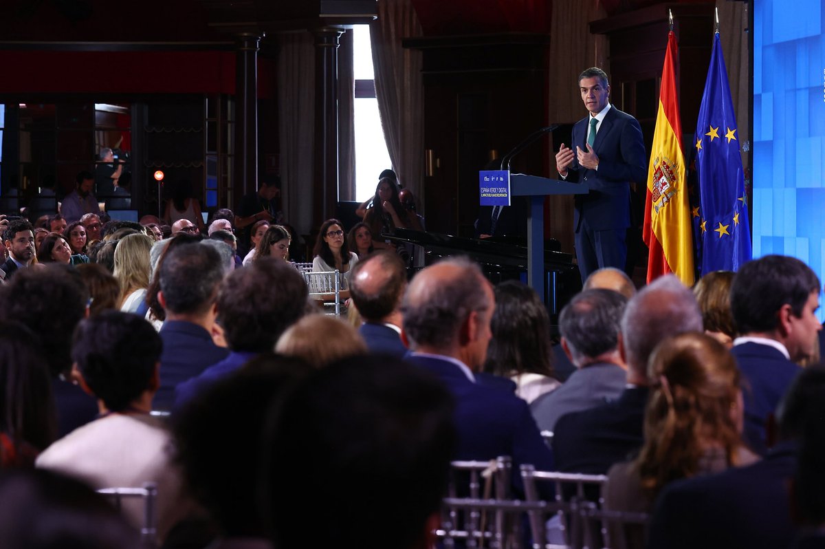 alfonsocendon's tweet photo. España avanza con un rumbo claro: verde, digital y europeo.

Hoy, en el Teatro Real, el presidente del Gobierno ha puesto en valor el impacto del Plan de Recuperación: modernizar nuestro país, transformar la economía y abrir nuevas oportunidades.

Un proyecto de país que demuestra que cuando hay inversión, visión y liderazgo, España progresa.