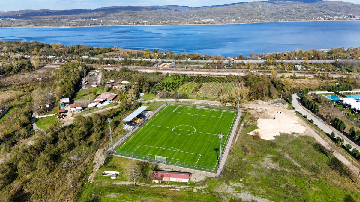 ak_sapanca's tweet photo. SAPANCA’MIZA BİR MÜJDE DAHA! ⚽

Sakarya Büyükşehir Belediye Başkanımız Yusuf Alemdar, ilçemize kazandırılacak yeni bir yatırımı daha müjdeledi.

Kurtköy Mahallemize FIFA standartlarında doğal çim futbol sahası inşa edilecek.
Yeni tesis; 113 metre uzunluğunda, 76 metre genişliğinde doğal çim saha, 480 kişilik tribün ve gece-gündüz kullanıma uygun 4 adet poligon aydınlatma sistemiyle amatör spor müsabakalarına ev sahipliği yapacak.

Gençlerimizin daha modern şartlarda spor yapacağı, sosyal gelişimlerine katkı sunacak bu kıymetli yatırım; Sapanca’mızda sporun ve gençliğin geleceğine önemli bir değer katacak.

İlçemize kazandırılan ve kazandırılacak tüm hizmetler için Büyükşehir Belediye Başkanımız Yusuf Alemdar’a teşekkür ediyor; Kurtköy Futbol Sahamızın Sapanca’mıza ve gençlerimize hayırlı olmasını diliyoruz.

Sapanca için çalışıyor, Sapanca için üretiyoruz.

@sbYusufAlemdar @Sakaryabld