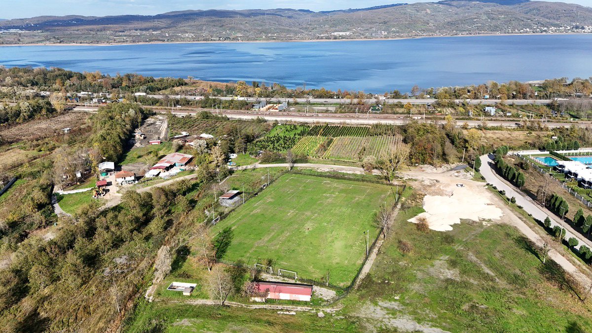 ak_sapanca's tweet photo. SAPANCA’MIZA BİR MÜJDE DAHA! ⚽

Sakarya Büyükşehir Belediye Başkanımız Yusuf Alemdar, ilçemize kazandırılacak yeni bir yatırımı daha müjdeledi.

Kurtköy Mahallemize FIFA standartlarında doğal çim futbol sahası inşa edilecek.
Yeni tesis; 113 metre uzunluğunda, 76 metre genişliğinde doğal çim saha, 480 kişilik tribün ve gece-gündüz kullanıma uygun 4 adet poligon aydınlatma sistemiyle amatör spor müsabakalarına ev sahipliği yapacak.

Gençlerimizin daha modern şartlarda spor yapacağı, sosyal gelişimlerine katkı sunacak bu kıymetli yatırım; Sapanca’mızda sporun ve gençliğin geleceğine önemli bir değer katacak.

İlçemize kazandırılan ve kazandırılacak tüm hizmetler için Büyükşehir Belediye Başkanımız Yusuf Alemdar’a teşekkür ediyor; Kurtköy Futbol Sahamızın Sapanca’mıza ve gençlerimize hayırlı olmasını diliyoruz.

Sapanca için çalışıyor, Sapanca için üretiyoruz.

@sbYusufAlemdar @Sakaryabld