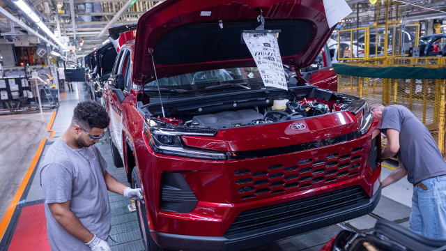 jrier's tweet photo. #Toyota Kentucky Begins Assembly of All-New RAV4 Hybrid; Breaks Ground on Advanced Paint Facility #ToyotaEmployee https://t.co/vGtoShyy5J https://t.co/RZnBo2JYK2