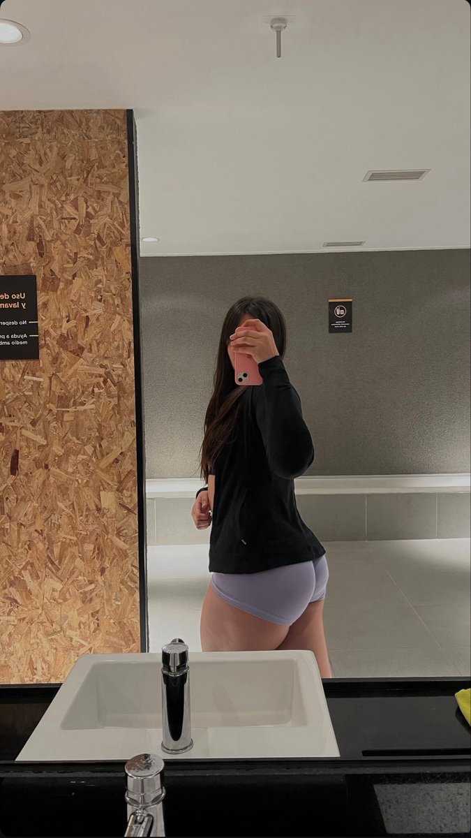 DavidLeone7m's tweet photo. Sexy bop shows off her ass 
#irl #gym #goon #wankchat https://t.co/asxpXmVCui
