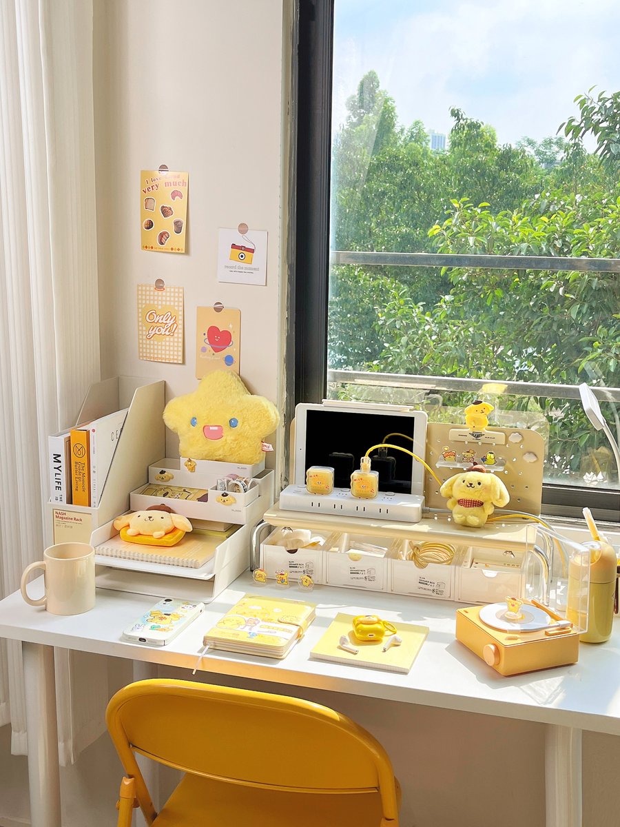 AhmetEmreKo7's tweet photo. This 5-minute desk refresh made my workdays way brighter—less clutter, more focus = better results  #DeskGoals #WorkFromHomeTips https://t.co/MOBICCn3Kg