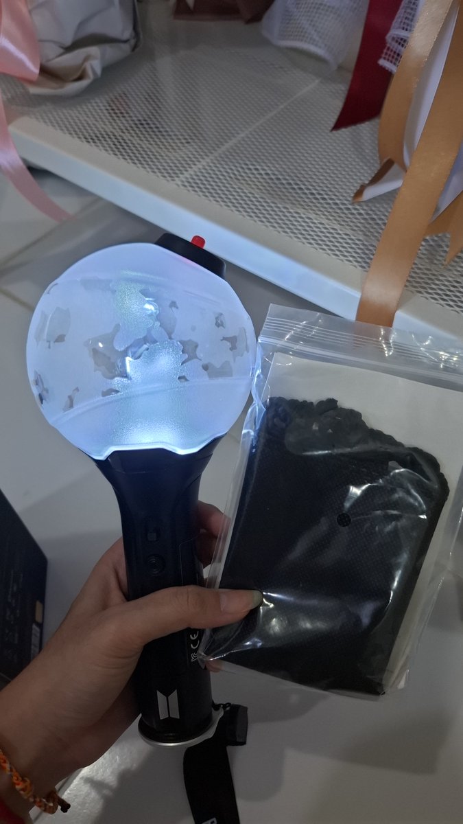 ijuniee's tweet photo. WANT TO SELL #WTS
ARMY BOMB V3 Official 
lightstick BTS 
💰 450rb [bisa cod / by 🍊]
📍 Jakarta
• Body nya masih mulus
• Dapat PC 
• Dapat pouch buat LS nya jg
• Gk pernah dipake tp udh diunboxing)
(-) box agak penyot pas pengiriman ke aku #bts #armybomb #lightstickbts https://t.co/pprb6xEBxy