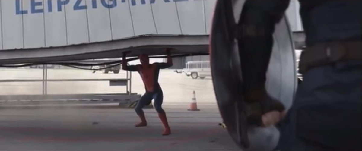 hip_trashh's tweet photo. Cuando Steve le tira a Peter el puente del avion, este no sabia que Peter lo iba a poder levantar

Entonces Rogers tuvo toda la inencionde matar sino es que lastimar gravemente al muchacho de 15 años que Stark trajo para arrestarlo https://t.co/tqwDzDv6ND
