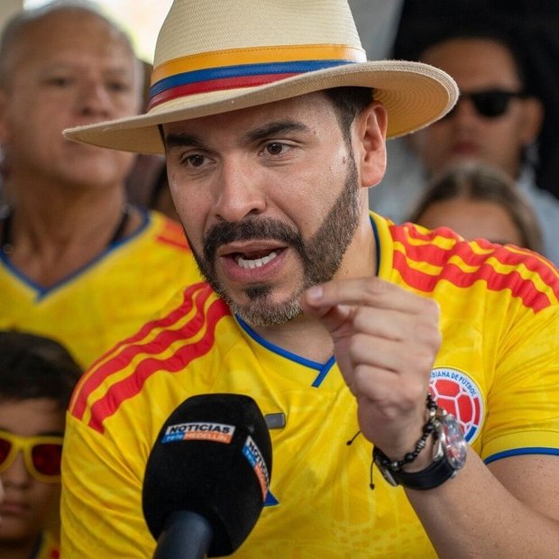 clarincom's tweet photo. DE LA ESPRIELLA: EL LIBERTARIO ADMIRADOR DE MILEI QUE ASUMIRÁ LA PRESIDENCIA DE COLOMBIA

Lectura rápida
Abelardo De la Espriella asumirá la presidencia de Colombia tras imponerse sobre el oficialista Iván Cepeda. El abogado penalista y empresario llegó a la política hace menos de un año, creó el movimiento Defensores de la Patria y, en apenas once meses, arrebató a los partidos tradicionales el liderazgo de la derecha.

Derecha dura
Admirador de Donald Trump y con afinidad con Javier Milei, a quien elogió por su política de “motosierra”, promete “poner orden” y combatir con mano dura a delincuentes y corruptos. También hizo campaña con símbolos nacionales, invocaciones religiosas y un discurso contra la izquierda, el aborto y la llamada “ideología de género”.

Perfil excéntrico
De la Espriella construyó su imagen pública como abogado exitoso, millonario y excéntrico, con marcas propias, propiedades en Colombia y Miami, y una fuerte presencia en redes. Hizo fortuna como defensor de clientes controvertidos, como el empresario venezolano Alex Saab, señalado como testaferro de Nicolás Maduro o David Murcia Guzmán, protagonista de la mayor estafa piramidal de Colombia. También defendió a deportistas y estrellas del espectáculo.

(+) en Clarín: https://t.co/2nhHFCm9Q2