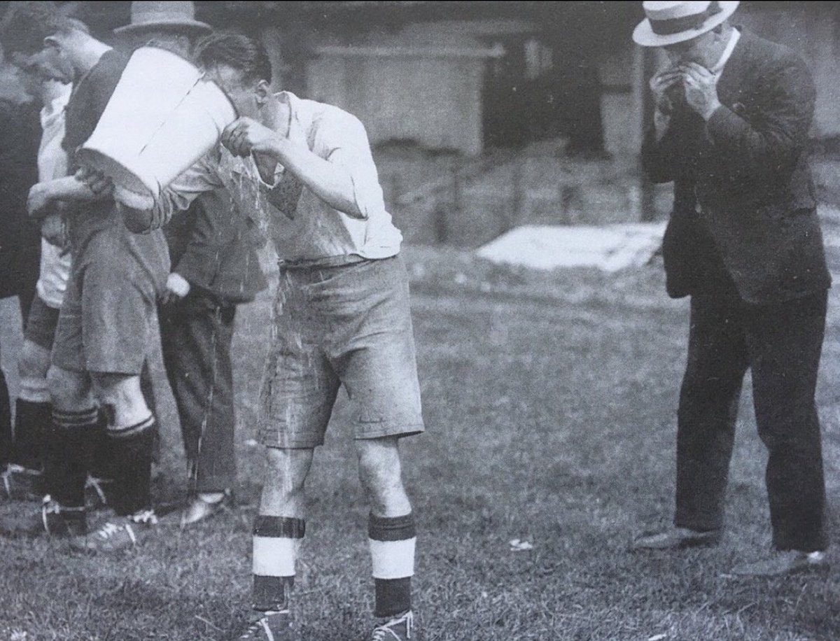 OldOsPics's tweet photo. Hydration break, Clapton Orient style #LOFC https://t.co/vVf7OaseFg