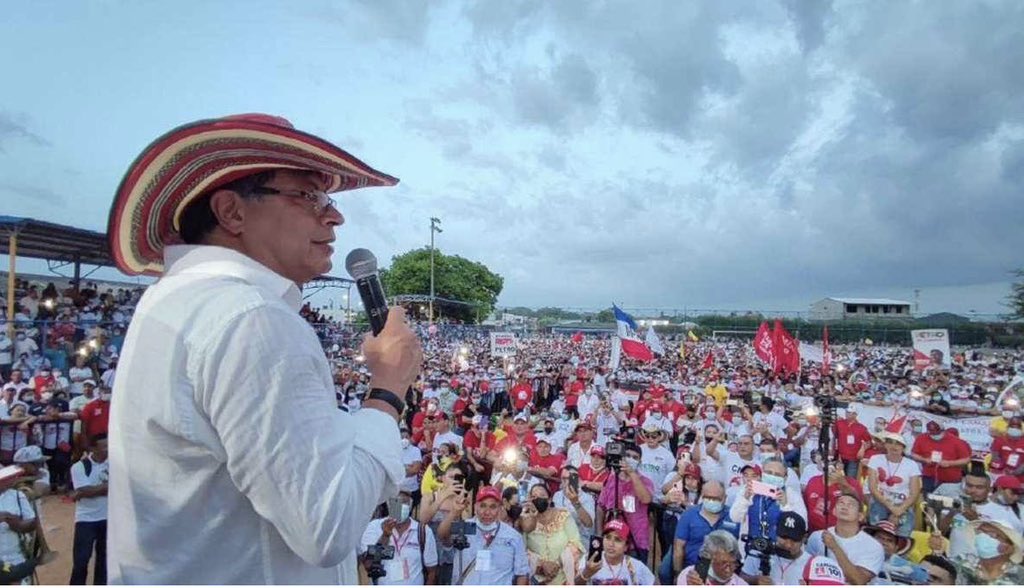 GabrielCalleA's tweet photo. ¡Córdoba merece un gobierno del pueblo y para el pueblo! ✊🏽❤️💛💚

Presidente @petrogustavo, Córdoba es su casa y siempre le ha respondido con lealtad. Campesinos, estudiantes, trabajadores y trabajadoras siguen respaldando el proyecto progresista y de transformación social.

Hoy, mientras la clase política tradicional celebra junto a Abelardo de la Espriella, desconoce que el pueblo cordobés expresó en las urnas su respaldo a la opción de Iván Cepeda. Empezarán los intentos por dividir al progresismo mediante ofrecimientos burocráticos y económicos.

Por eso con mucho respeto me atrevo a pedirle que represente usted la unidad y el liderazgo progresista en Córdoba, sea usted candidato a la Gobernación de Córdoba @petrogustavo y juntos derrotemos a toda esa clase política que celebra la derrota de su propio pueblo.