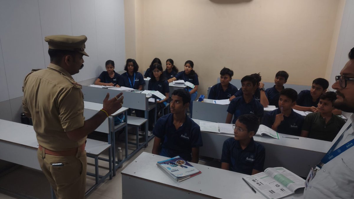 sultanpurfire's tweet photo. पुलिस अधीक्षक @sultanpurpolice  महोदया के आदेशानुसार जनपद में संचालित कोचिंग सेंटरों/लाइब्रेरी का अग्निसुरक्षा के दृष्टिगत फायर आडिट कर, सम्बंधित को अग्निशमन व्यवस्था को पूर्ण कर सदैव कार्यशील दशा में रखने तथा प्रवेश/निकास मार्ग को अवरोधमुक्त रखने हेतु निर्देशित किया गया। https://t.co/G1bsCwtD1p