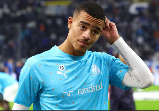 onuryazicioglu's tweet photo. Sörloth, Juventus'la 4 milyon yıllık ücrete anlaşırken Fenerbahçe'den 15 milyon artı bonus istemiş. 

Greenwood 15 milyon istiyor yıllık. 

Avrupa'nın hiçbir yerinde bulamayacakları paraları istiyorlar. 

Biz de bunu normal karşılayıp, hazmediyoruz. Ülkemize ve kulübümüze yapılan bu aşağılamayı nasıl kabullenebiliyoruz? 

Bu takım senelerdir Avrupa'da çeyrek final yapıyor, son 16 turlarına kalıyor. 

Ve sizin burada çıkardığınız "alın da alın" gürültüsüne güvenerek menajerler kulübümüzü oyuncak ediyorlar. 

Ne güzel ya... Dünya üzerinde şu ikisinden başka oyuncu kalmadı öyle mi? Pes!