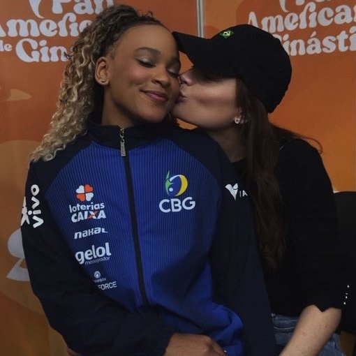 tracklist's tweet photo. Após publicação de Rebeca Andrade, a equipe da ginasta informou ao Metrópoles que a atleta não está namorando. 

“É uma amiga que esteve ontem na Arena 1. Rebeca fez ontem uma série de postagens nos stories agradecendo às pessoas importantes do dia a dia (profissional e pessoal). Nas postagens estão amigas/amigos, profissionais da equipe pessoal e profissionais da CBG/Flamengo.”