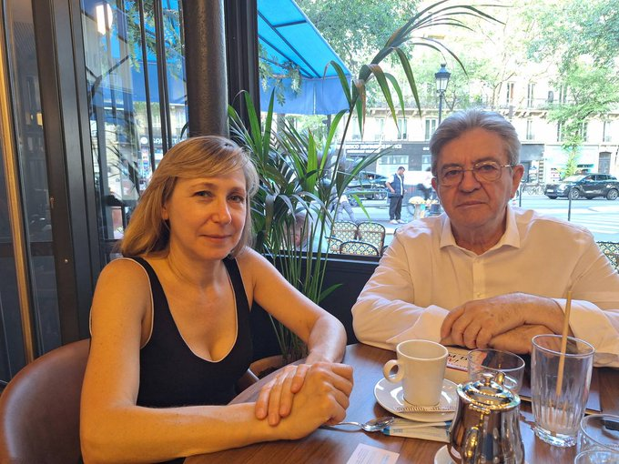 somoscorta's tweet photo. Jean-Luc Mélenchon, líder del partido de izquierda La Francia Insumisa, se encontró con Myriam Bregman en París. La reunión se dio en el marco de las manifestaciones en apoyo a Anasse Kazib, activista acusado de apología al terrorismo.