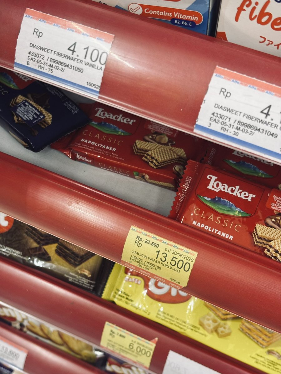 capslockON_X's tweet photo. In this economy, beli wafer kesukaan dan ternyata lagi diskon 🥰 gass beli lebih buat stock https://t.co/ICnn3l3tvI