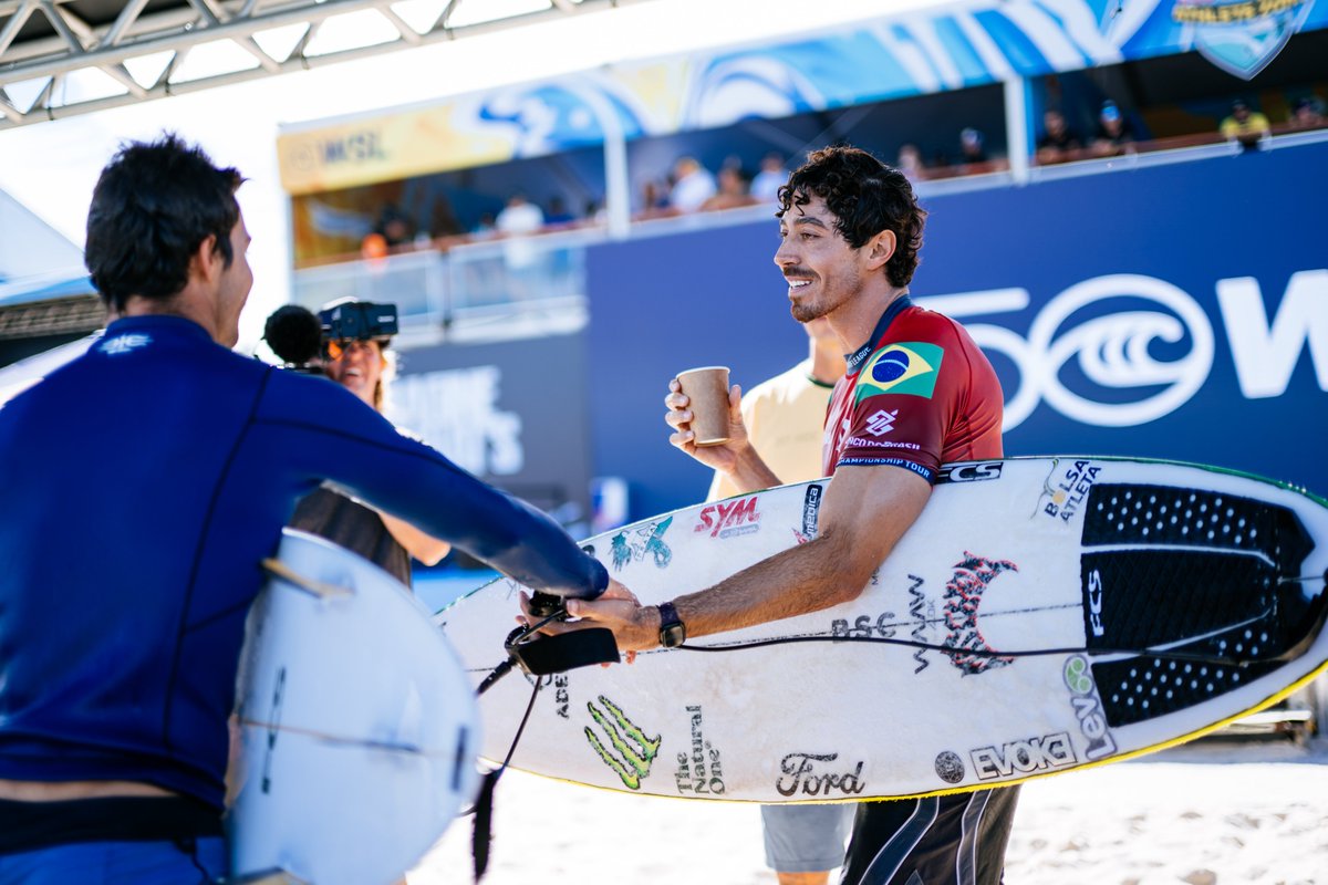 otd_oficial's tweet photo. YAGO DORA NA SEMIFINAL EM SAQUAREMA! 🏄♂️🇧🇷🔥 #VivoRioPro
Yago Dora superou Miguel Pupo por 15,67 a 13,33 ! Yago deu show com um reverse de 8,50 e carimbou a vaga no top-4!
Na semi, Yago encara o australiano Ethan Ewing 🇦🇺, enquanto Chumbinho pega Leo Fioravanti 🇮🇹 na outra perna!
📸: #WSL
