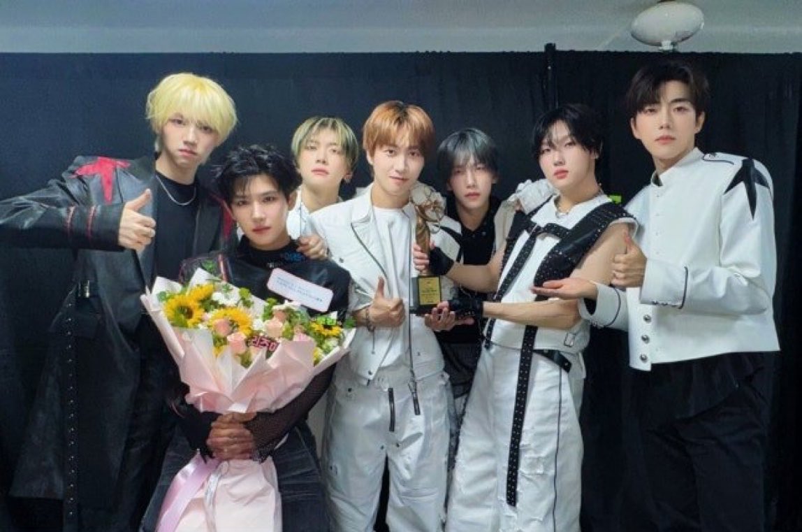 StrayKidsBrasil's tweet photo. 「 #RANDOM • 22.06.26 」
MODYSSEY agradeceu ao 3RACHA, do Stray Kids, pela produção de sua música de estreia, "Hook". ✨

"Devemos tudo aos nossos veteranos, o 3RACHA do Stray Kids, que nos deu uma música tão incrível. Agradecemos de coração."

@Stray_Kids #StrayKids #스트레이키즈