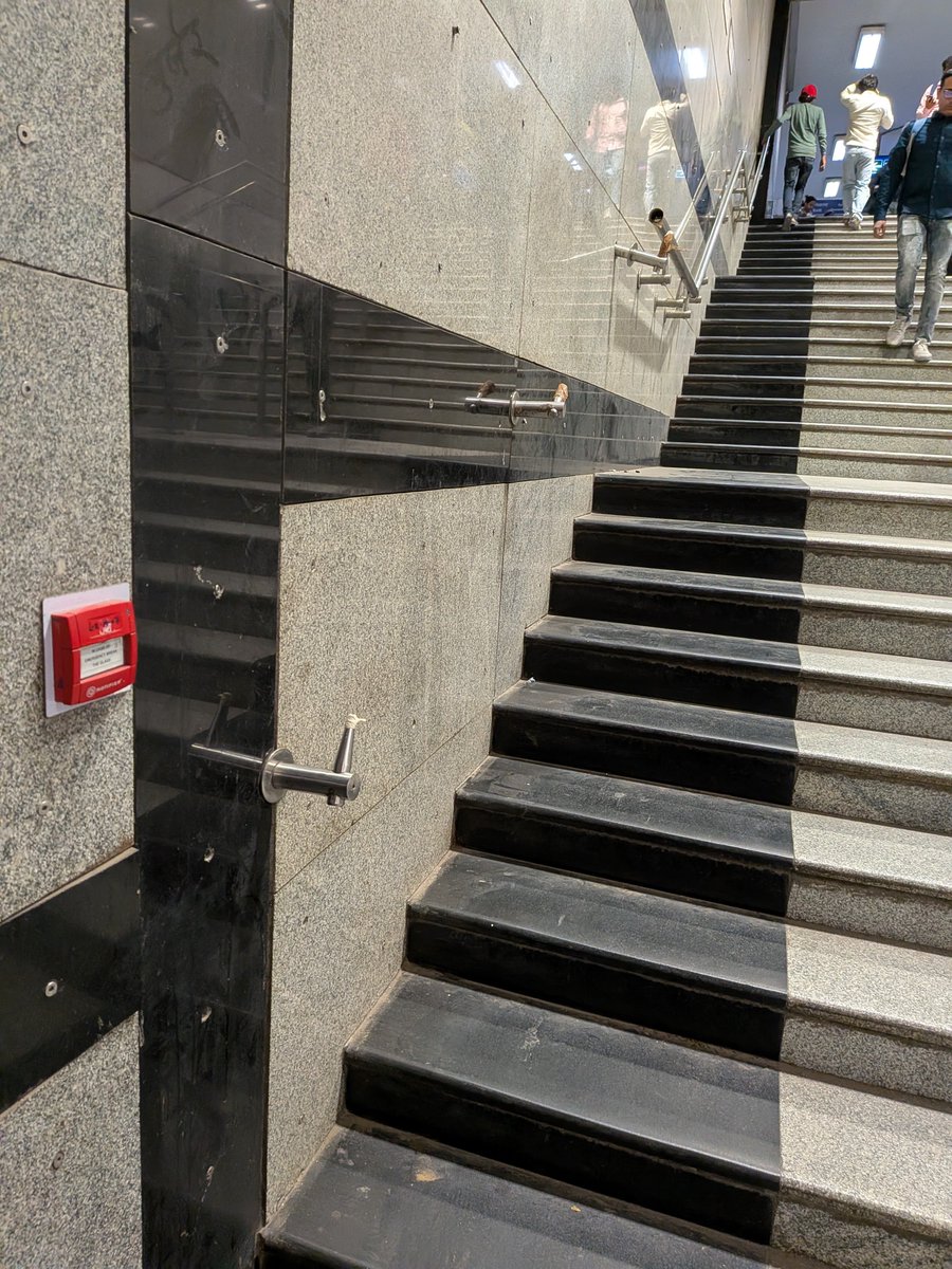 GopalDuggal3's tweet photo. @OfficialDMRC this railing has been broken since a month at Mandi House metro station. It being a interchange station, lot of crowd passes from there, posing a safety hazard. Requested to look into this and fix asap. This is on staircase tkn for train towards Dwrka https://t.co/GMvxjq43tI