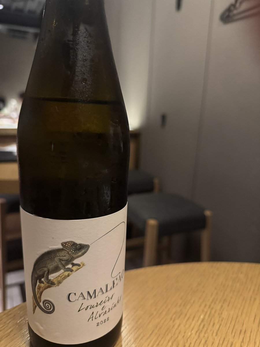 kantoku_26's tweet photo. 昨日飲んだワイン

南アフリカのやつが抜群に美味しかった。
ポルトガルのやつも夏らしくてよかった。 https://t.co/bV5goyHsIS
