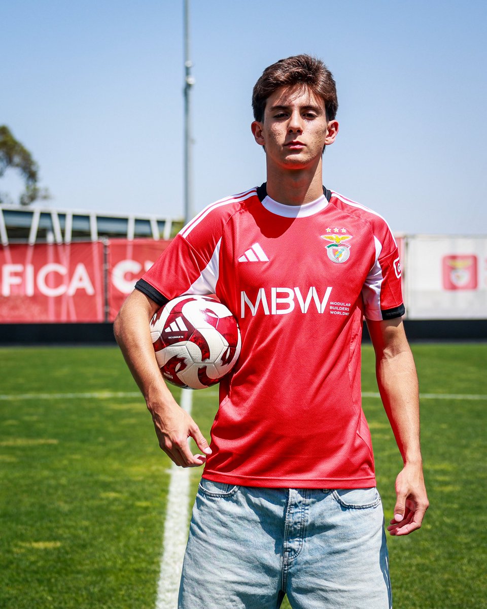 team_of_future's tweet photo. 🦅 A jovem águia já 𝖆𝖋𝖎𝖔𝖚 𝖆𝖘 𝖌𝖆𝖗𝖗𝖆𝖘

Tomás Pedrosa ✍️ assinou contrato profissional com o SL Benfica. https://t.co/ubyoSpM7xN