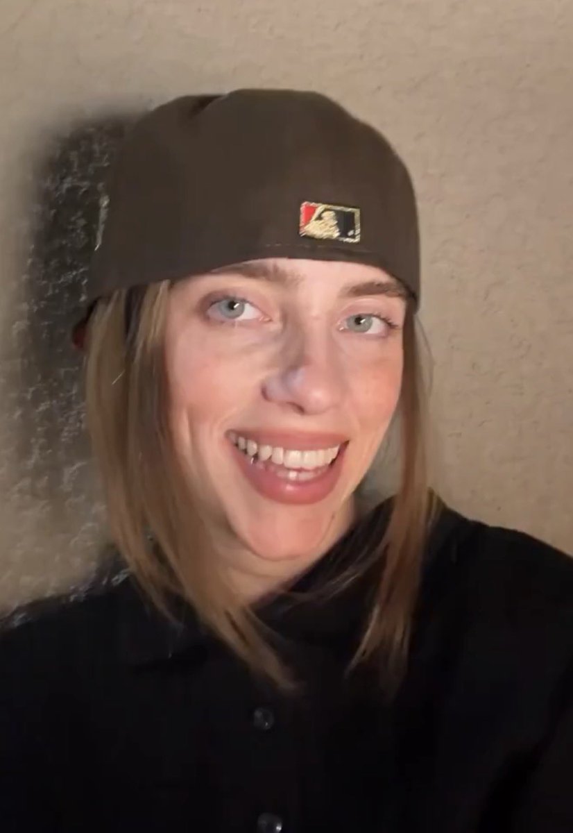BillieSpotify_'s tweet photo. 🚨 Billie Eilish's new hair! https://t.co/6j9XHzRwVk