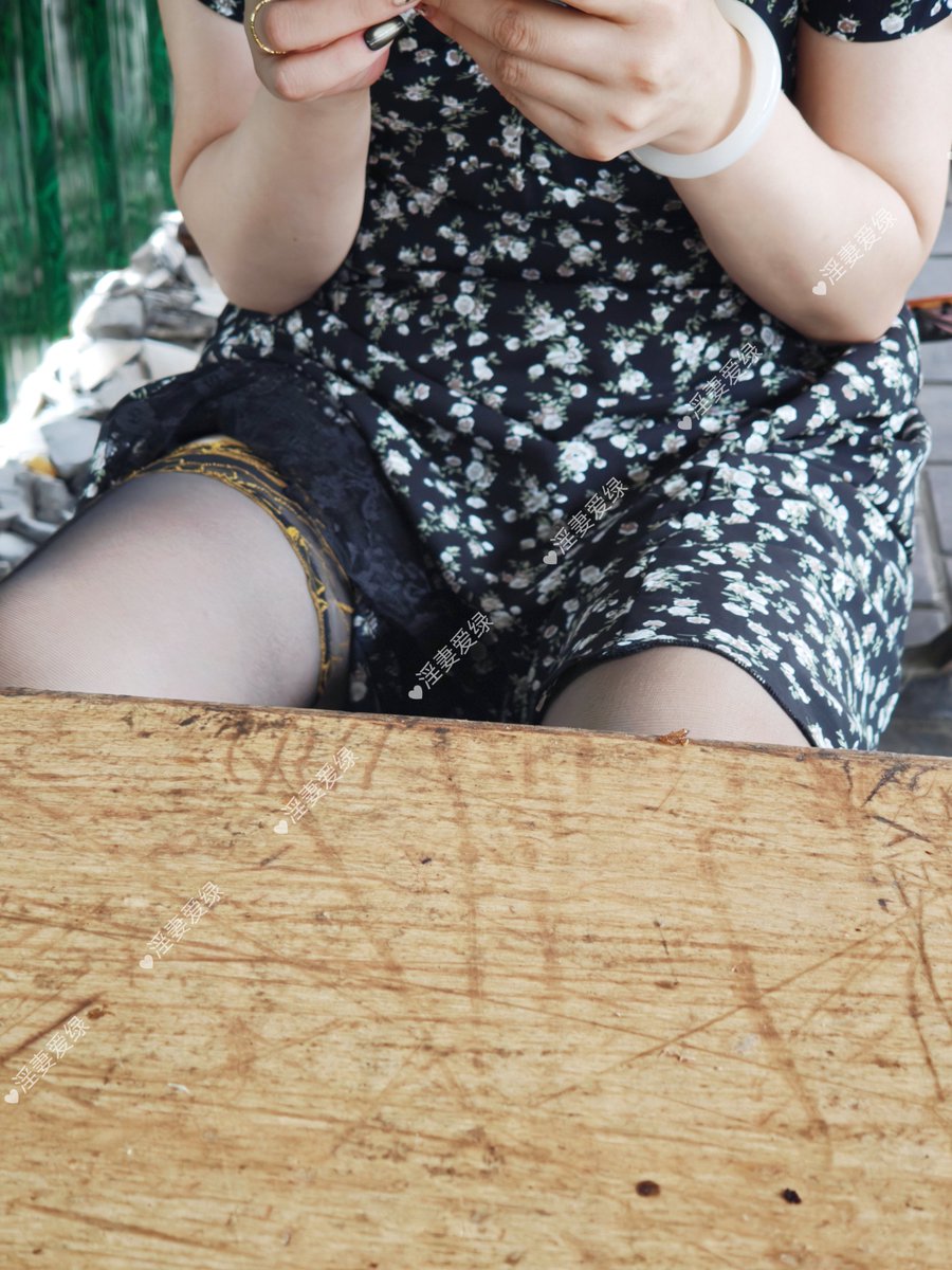 dapao0609's tweet photo. 带老婆练个摊，其实里面穿的开档丝。偷偷的微微漏一下 https://t.co/AVJRPfCByY