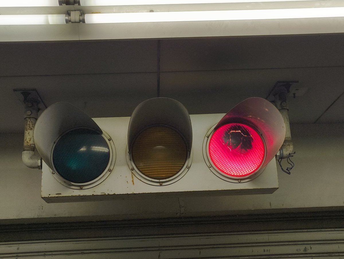 HC_fitge6's tweet photo. いにしへ信号機がある伝説の駐車場、「徳山駅地下駐車場」に行ってまいりました。とてもグヘヘです… https://t.co/ZivmfxK000