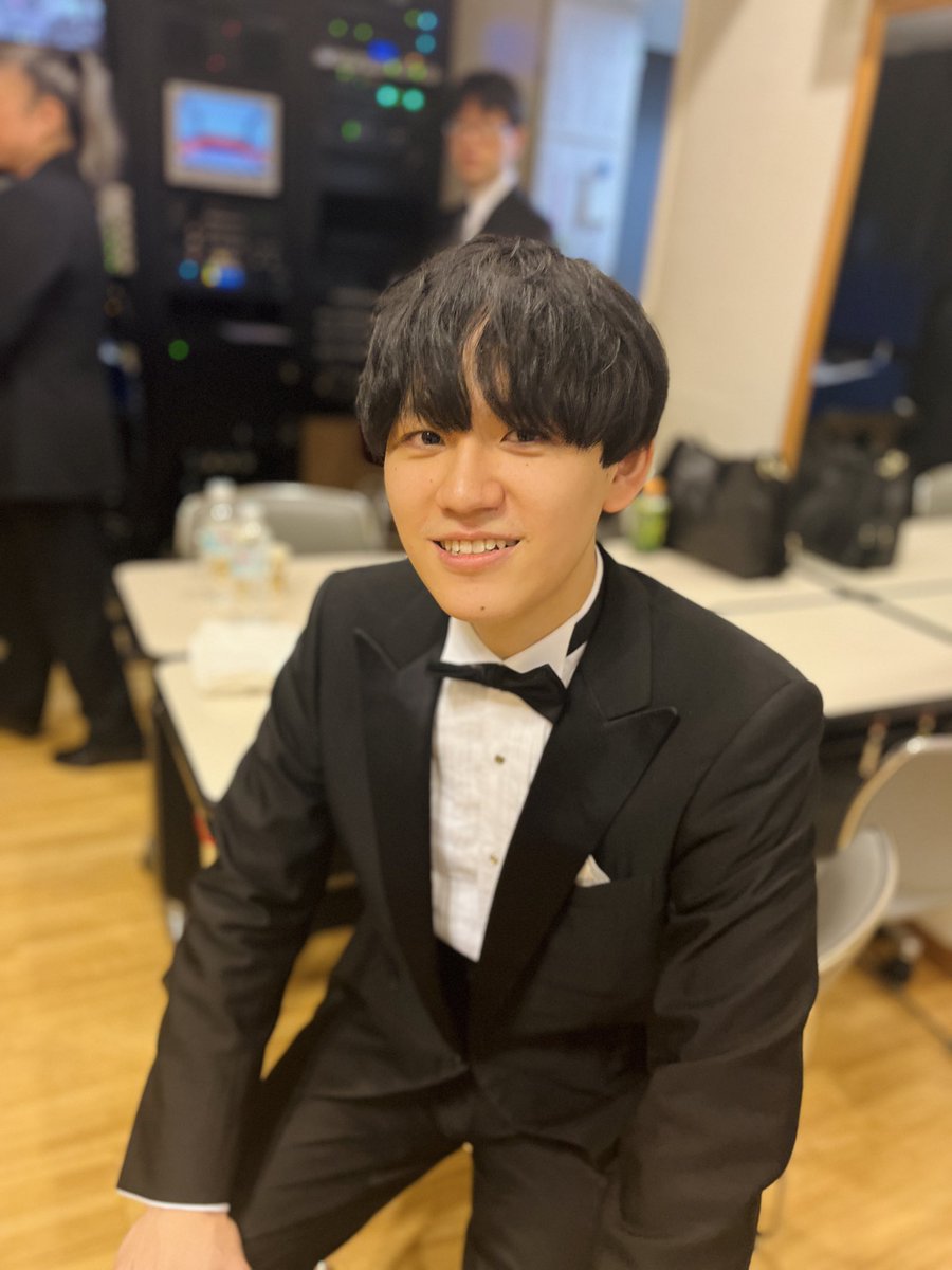 classic_indobu's tweet photo. ラニクルズさん指揮ドレスデン・フィル@芸劇。ベートーヴェン「皇帝」のソリストは亀井聖矢さん。軽々と鳴らされる豊かな音が皇帝にぴったり、期待通り。
独特のためで味をつくるオーケストラをよく聴きながら堂々とした音を重ねて、ピアノの腕も優れていたベートーヴェンの協奏曲がピアニストに求めるものにしっかり応えている感じ。
今日の終演後の亀井くんは椅子着席ポーズです。おつかれさまです。あとミューザ川崎、文京シビック、所沢の3公演！