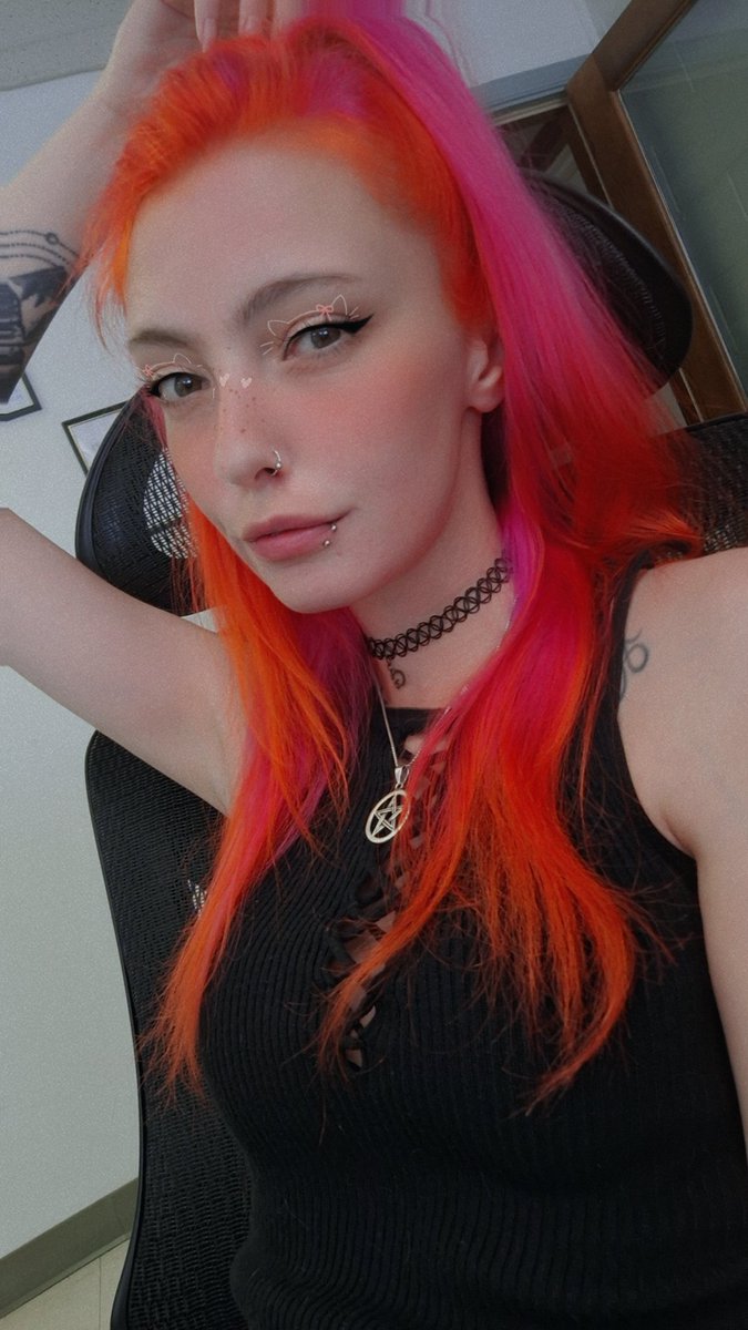 shepkitt's tweet photo. Summer has officially started so it was time for a color refresh~ https://t.co/W3oWD7j3pb
