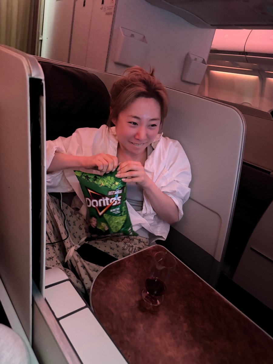 ioiuaena's tweet photo. —🍦260622 #아이오아이 #IOI

chaeyeon plus chat update with yeonjung 🍓🐻

“she didnʼt even sleep on the plane just to chat with me.
insisting she absolutely had to open a bag of snacks.
ah dyeong-ah you are so incredibly lovely hahahahaha❤️
itʼs such a waste to keep this only on my phone.”

#JungChaeyeon #YooYeonjung