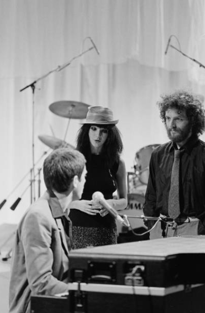 KB_OnLocation's tweet photo. Kate Bush and her brother, Paddy, in conversation with Peter Gabriel during rehearsals for the BBC Birmingham television special 'Kate', which was taped at the BBC Pebble Mill TV Studios in October 1979. The programme aired on BBC2 on 28 December 1979. 

(Photo by Tim Roney) https://t.co/61K8FaEP5s