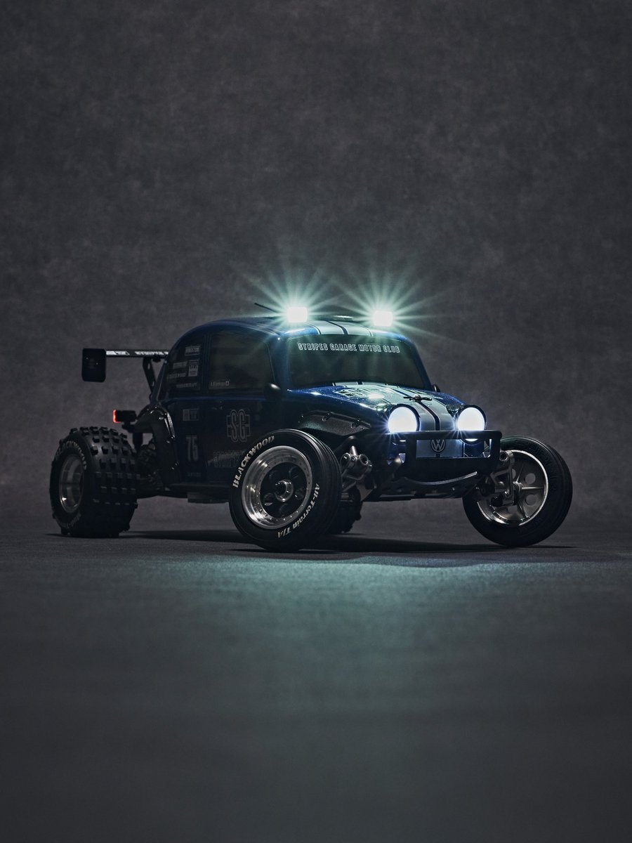 STRIPESGARAGE's tweet photo. 京商 ビートル オフロードレーサー

メーカーオプションのLEDライトユニットに加えて、ルーフにスポットライトを取り付けました。バーライトほど今風でもない微妙なラインが狙いです。

そしてルーフ自体にも少し変化をつけたかったのと、ライトの配線処理のために、ルーフハッチを開設。なんちゃってカーボンです😆