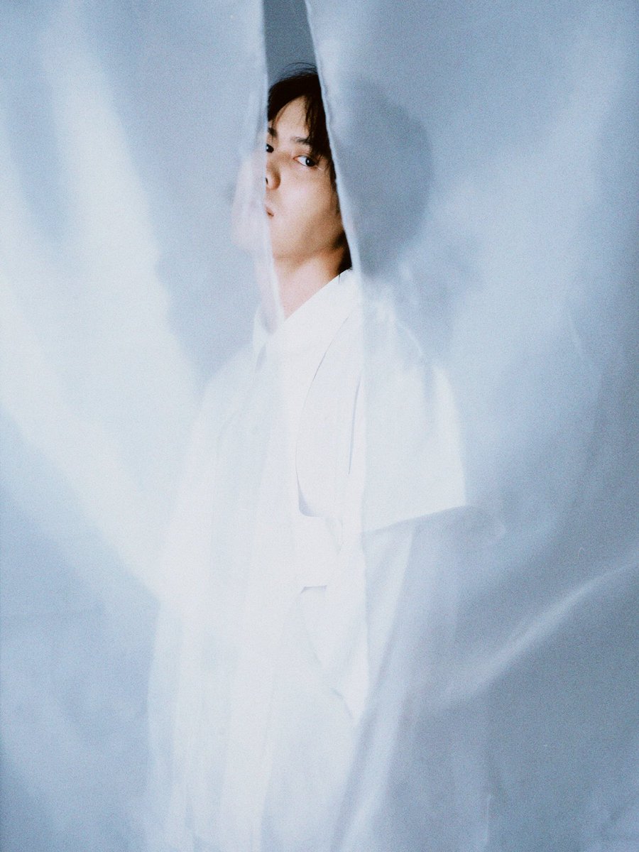 RainbowNewsent's tweet photo. #Patrickananda เปิดตัวซิงเกิลใหม่ “นิรันดร์ (Hikari)” ปลุกแสงสว่างแห่งความหวัง ภายใต้บ้านหลังใหม่ BEEEF
เตรียมพบกับการคัมแบ็กของศิลปินหนุ่มมากฝีมือผู้มีน้ำเสียงและเอกลักษณ์เฉพาะตัวอย่าง Patrickananda (แพทริคอนันดา) ที่ล่าสุดพร้อมพาทุกคนเดินทางเข้าสู่ห้วงอารมณ์ที่ลุ่มลึกและทรงพลังกว่าเดิม กับการเปิดตัวซิงเกิลล่าสุด “นิรันดร์ (Hikari)” ผลงานชิ้นแรกภายใต้การดูแลของ BEEEF ยูนิตจาก Believe Artist Services พาร์ทเนอร์ระดับโลกที่จะเข้ามาช่วยยกระดับและสนับสนุนการทำงานเพลงของศิลปินให้เต็มไปด้วยคุณภาพเพื่อให้เพลงของเขาเข้าถึงผู้ฟังในวงกว้างมากยิ่งขึ้นโดยยังคงอยากให้แฟนเพลงทุกคนได้สัมผัสเพลงในแบบที่เป็นตัวตนที่แท้จริงของศิลปิน
โดยความพิเศษของซิงเกิล “นิรันดร์ (Hikari)” นี้ แฝงนัยยะอันลึกซึ้งไว้ตั้งแต่ชื่อเพลง ซึ่งคำว่า “Hikari” ในภาษาญี่ปุ่นแปลว่า “แสงสว่าง” ถูกนำมาดีไซน์และร้อยเรียงผ่านมุมมองความรักที่มั่นคง ยั่งยืน และไร้กาลเวลา เปรียบเสมือนลำแสงสุดท้ายที่คอยนำทางและมอบพลังแห่งความหวังให้แก่กันในค่ำคืนที่มืดมิดที่สุด ถือเป็นผลงานเพลงป็อปที่ผสมผสานซาวด์ดนตรีได้เข้ากันกับความสัมพันธ์ที่สวยงามจนอยากให้คงอยู่เป็นนิรันดร์
ในด้านมิวสิควิดิโอ ทุกคนจะได้เห็นกับการเดินทางตั้งแต่การเป็นคนอยู่ในความมืดโดยใช้ซิมโบลิกของสีมาช่วยให้เห็นภาพและใช้ตีความของคำว่า Hikari ได้อย่างชัดเจนมากขึ้น เพราะสุดท้ายแล้วยังมีความรักที่คอยช่วยปลอบประโลมให้ได้พบกับความจริงที่ว่า ความรักที่ดีนั้นจะเกิดขึ้นได้อาจจะต้องผ่านช่วงเวลาที่มืดมนมาก่อน จนวันหนึ่งอาจจะได้พบกับความรักที่มั่นคง เป็นความรักที่ดี เหมือนแสงสว่าง สามารถรับชมได้ทาง YouTube : PATRICKANANDA
มาร่วมสัมผัสตัวตนผ่านดนตรีและแสงสว่างแห่งความหวังครั้งใหม่ใน “นิรันดร์ (Hikari)” จาก Patrickananda ได้แล้ววันนี้บนทุกแพลตฟอร์มสตรีมมิ่ง
