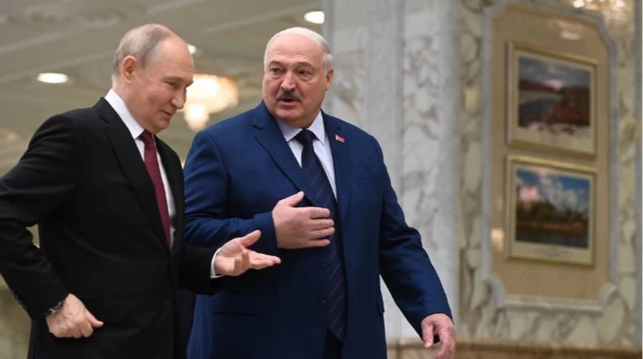 AnnaDeMilanese's tweet photo. 🚨MOSKAU ANTWORTET AUF SELENSKYJS ULTIMATUM 

Kreml-Sprecher Peskow bestätigt: Putin wird das ukrainische Ultimatum zur Demontage der Drohnenrelaisstationen in Belarus mit Lukaschenko besprechen. 

Dass der Kreml das Thema überhaupt offiziell bestätigt, ist bereits die Antwort — Selenskyjs Forderung sitzt. 

Wann hat Moskau zuletzt auf ein Ultimatum Kyjiws reagiert, anstatt es zu ignorieren?
👇
Quellen: Ukrainska Suspilnist, https://t.co/ltOs6o7AEv